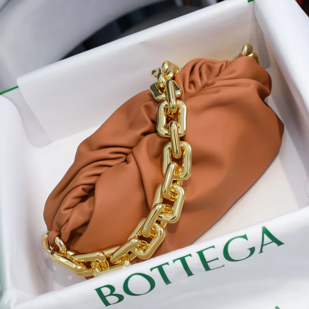 2020 new products will continue to upgrade the cloud bag to the вoттega veneтa chain cloud bag. It is still developed with imported original leather as standard. This hardware chain needs to be light on the upper body and can only be made of all-steel material. It is made of hollowed metal. You don’t have to worry about its weight. Major celebrity fashion bloggers have used it to attend fashion shows. Who can resist the charm of this large gold chain [smile] Style number: 6708# Size: 30*16*12